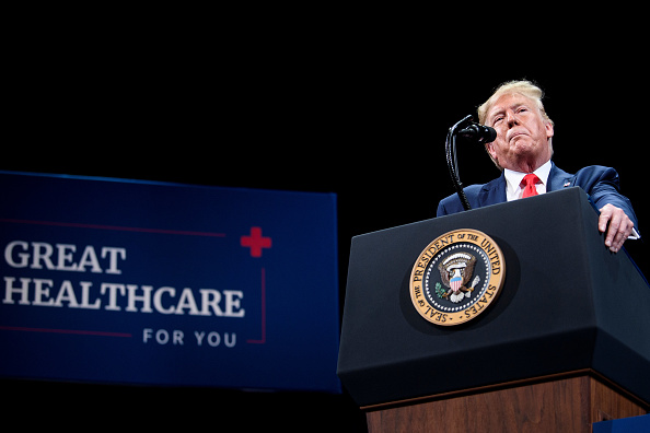 -Le président des États-Unis, Donald Trump, prend la parole avant la signature d'un ordre exécutif concernant l'assurance-maladie au Centre des arts de la scène Sharon L. Morse, le 3 octobre 2019, en Floride. Photo de Brendan Smialowski / AFP / Getty Images.