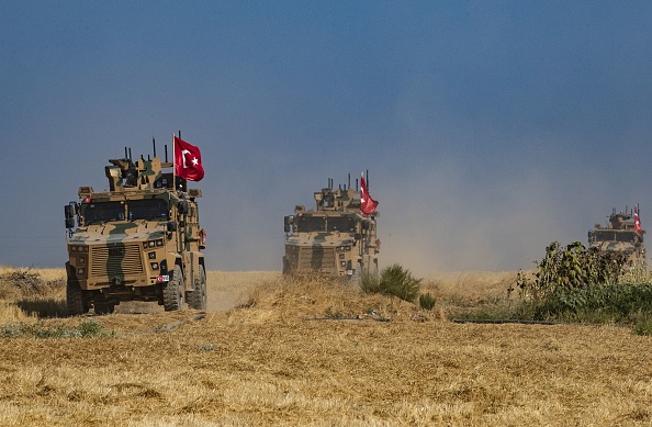 -Des véhicules militaires turcs, début d'une nouvelle opération militaire contre la milice kurde. Photo de DELIL SOULEIMAN / AFP / Getty Images.