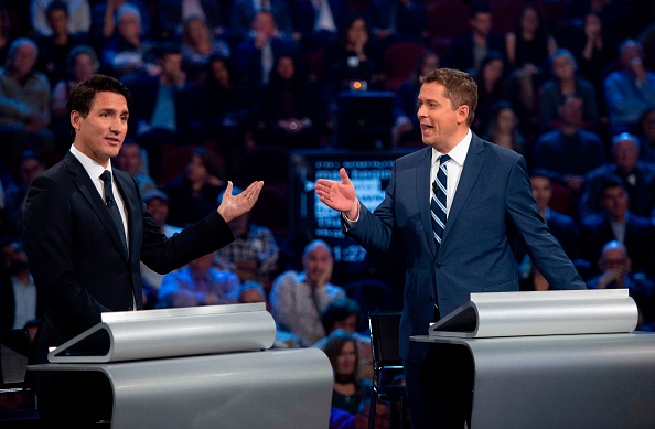 Le chef conservateur Andrew Scheer (à droite) et le Premier ministre canadien et le chef libéral Justin Trudeau  durant le débat des dirigeants fédéraux au Musée canadien de l'histoire à Gatineau, au Québec, le 7 octobre 2019.  (Photo : SEAN KILPATRICK/POOL/AFP via Getty Images)