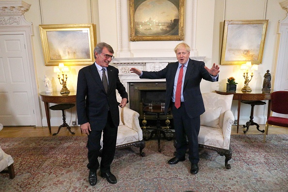 -Le Premier ministre britannique Boris Johnson serre la main du président du Parlement européen David Sassoli avant une réunion privée à Londres au 8 Downing Street pour une réunion le 8 octobre 2019. Photo par AARON CHOWN / AFP / Getty Images.