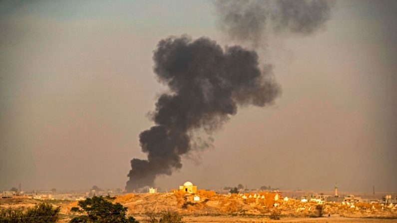 La fumée s'élève à la suite des bombardements turcs sur la ville syrienne de Ras al-Ain, au nord-est du pays, dans la province de Hasakeh, le long de la frontière turque, le 9 octobre 2019. - La Turquie a lancé une attaque contre les forces kurdes dans le nord de la Syrie avec des frappes aériennes et des explosions signalées le long de la frontière. (Photo par DELIL SOULEIMAN/AFP via Getty Images)