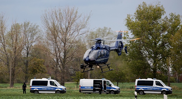 -Un hélicoptère décolle alors que la police sécurise la zone située entre Wiedersdorf et Landsberg près de Halle, dans l'est de l'Allemagne, où des coups de feu ont été tirés le 9 octobre 2019. Photo de RONNY HARTMANN / AFP via Getty Images.