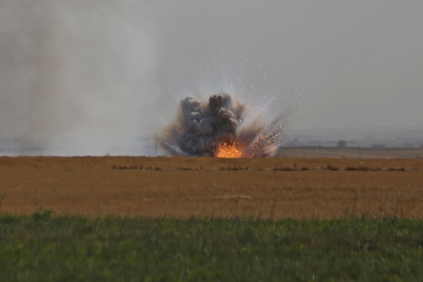 -De la fumée s'échappe de la ville frontalière syrienne de Tal Abyad le 12 octobre 2019, alors que la Turquie et ses alliés poursuivent leur assaut sur les villes frontalières sous contrôle kurde du nord-est de la Syrie. Photo de Bakr ALKASEM / AFP / Getty Images.