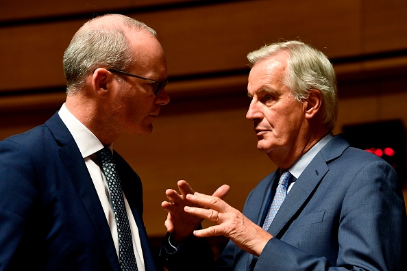 -Le ministre irlandais des Affaires étrangères, Simon Coveney s'entretient avec le négociateur en chef de l'Union européenne, Michel Barnier, lors d'une réunion à Luxembourg le 15 octobre 2019. Photo de JOHN THYS / AFP via Getty Images.
