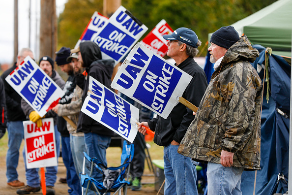 Des membres du syndicat United Auto Workers en grève à General Motors pour la cinquième semaine de la grève, le 16 octobre 2019 à Lansing, dans le Michigan. (Photo : Bill Pugliano/Getty Images)