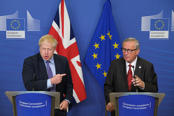 -Le Premier ministre britannique Boris Johnson et le président de la Commission européenne, Jean-Claude Juncker assister à une conférence de presse au Parlement européen le 17 octobre 2019 à Bruxelles, en Belgique. Photo de Sean Gallup / Getty Images.