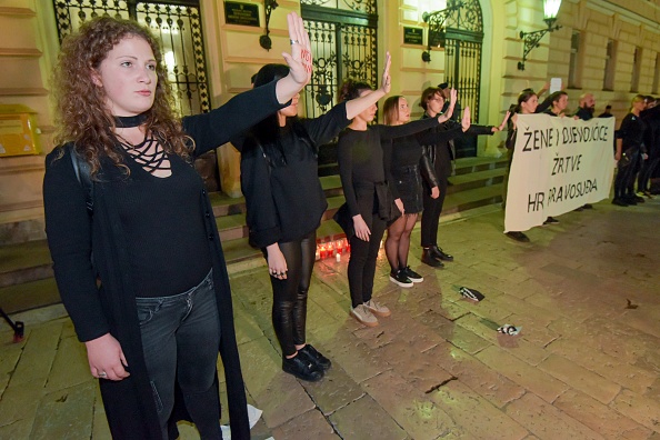 -Des femmes ont levé la main lors d'une manifestation devant un tribunal de la ville côtière de Zadar le 16 octobre 2019, après que cinq hommes soupçonnés d'avoir violé une fille de leur village âgée de 15 ans aient été libérés par un juge. Les suspects, âgés de 19 à 20 ans, sont accusés par la police d'avoir violé à plusieurs reprises l’adolescente, victime pendant près d'un an dans leur village situé à l'extérieur de la ville côtière de Zadar. Photo de STRINGER / AFP via Getty Images.