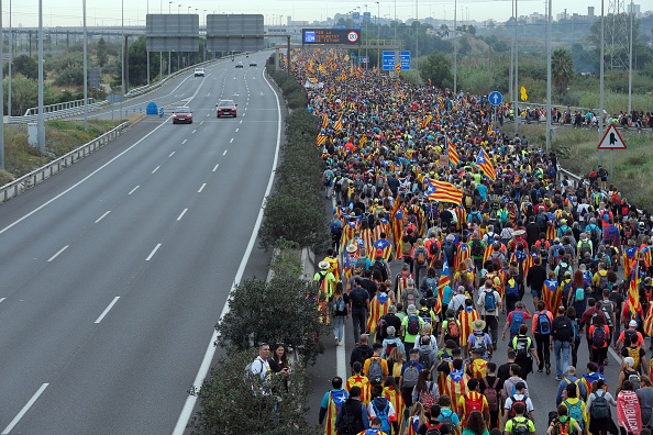 -Les manifestants indépendantistes défilent le long d'une autoroute à San Vicenc dels Horts, le 18 octobre 2019, le jour où les séparatistes ont appelé à une grève générale et à un rassemblement de masse. Les séparatistes catalans ont brûlé des barricades et affronté la police à Barcelone hier lors d'une quatrième nuit de violence déclenchée par l'incarcération en Espagne de neuf de leurs dirigeant. Photo de PAU BARRENA / AFP via Getty Images.