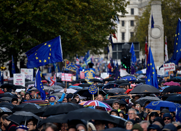 Les manifestants se rassemblent près de  Parlement le 19 octobre 2019 à Londres. Des milliers de personnes sont descendues dans les rues de Londres pour réclamer un référendum, afin de donner le dernier mot au public britannique sur le Brexit. (Photo : Peter Summers/Getty Images)