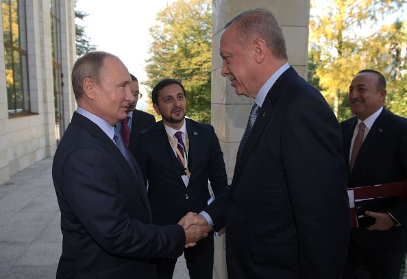 -Le président russe Vladimir Poutine a rencontré son homologue turc Recep Tayyip Erdogan à Sochi le 22 octobre 2019. Photo de ALEXEY DRUZHININ / SPUTNIK / AFP via Getty Images.
