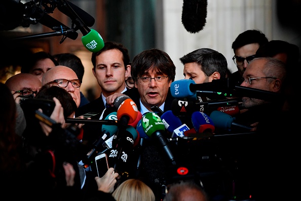 L'ancien président catalan Carles Puigdemont s'est entretenu avec la presse, avec son équipe juridique, au Palais de la Justice à Bruxelles le 29 octobre 2019, après une audition sur un nouveau mandat d'arrêt européen.
(Photo : JOHN THYS/AFP via Getty Images)