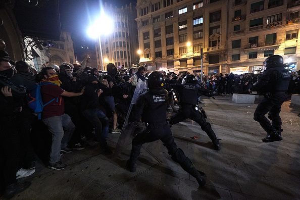 Des manifestants se sont affrontés avec les unités anti-émeutes le 26 octobre 2019 à Barcelone, en Espagne. (Photo : Alex Caparros/Getty Images)