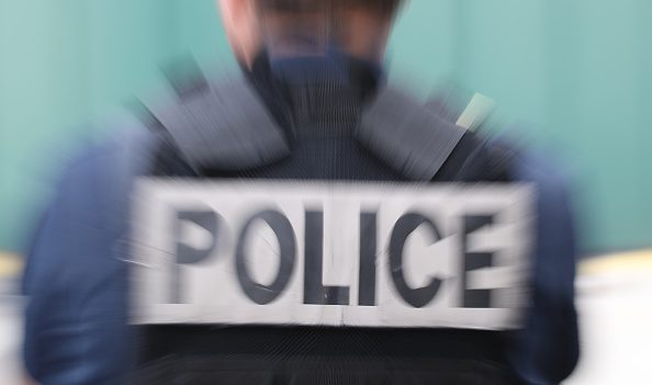 Une femme prend un otage dans un commissariat de police avec un hachoir à la main