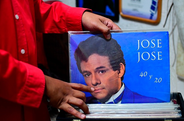 Manuel Sandoval, fan du chanteur mexicain Jose Jose, montre un disque de son idole, le 8 février 2018, à son domicile à Mexico. Jose Jose, a vendu plus de 129 millions de disques en un demi-siècle de carrière, a été hospitalisé à Miami la semaine dernière, provoquant des rumeurs fatalistes sur son état de santé fragile. RONALDO SCHEMIDT / AFP / Getty Images.