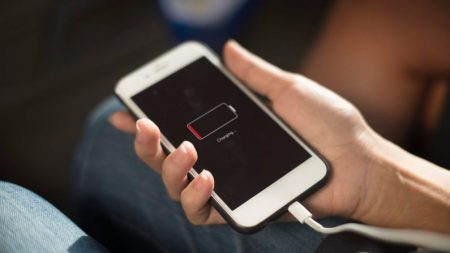 Un jeune de 25 ans est mort électrocuté après s’être endormi avec son téléphone portable branché