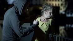 Vidéo : un étranger vole à la rescousse d’une femme battue par son ex en public