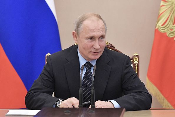 -Le président russe Vladimir Poutine, l’idée d'un Comité constitutionnel chargé de réformer la Constitution a en effet été proposée par Moscou début 2018, lors d'une conférence à Sotchi. Photo NIKOLSKY / AFP via Getty Images.