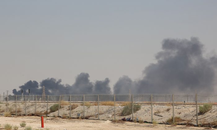 La fumée s'échappe d'une installation pétrolière d'Aramco à Abqaiq, à environ 60 km au sud-ouest de Dhahran, dans la province orientale de l'Arabie saoudite, le 14 septembre 2019. (AFP/Getty Images)