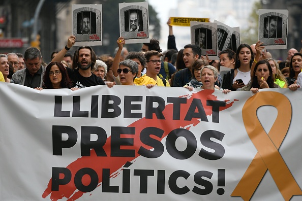 -La Cour suprême espagnole a condamné neuf dirigeants catalans à des peines allant de neuf à treize ans de prison. Cette décision a joué un rôle sur les résultats des élections législatives. Photo de LLUIS GENE / AFP via Getty Images.