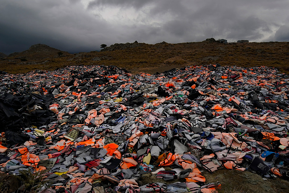 Des milliers de gilets de sauvetage et de canots pneumatiques, abandonnés par les migrants qui ont fait la traversée de la Turquie vers l'île grecque de Lesbos, sont jetés à l'air libre. (Photo : Christopher Furlong/Getty Images)