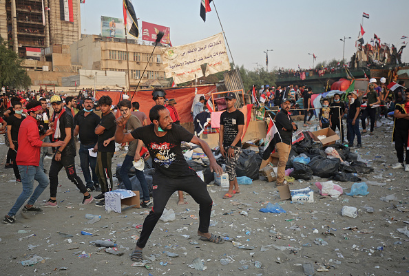 Un manifestant irakien utilise une fronde pour lancer des pierres au milieu des manifestations antigouvernementales en cours dans la capitale Bagdad le 3 novembre 2019. (Photo : AHMAD AL-RUBAYE/AFP via Getty Images)