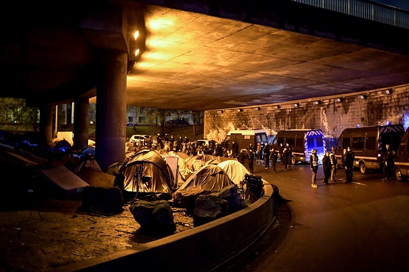 Évacuation de camps de migrants à Paris. (Photo : MARTIN BUREAU/AFP via Getty Images)