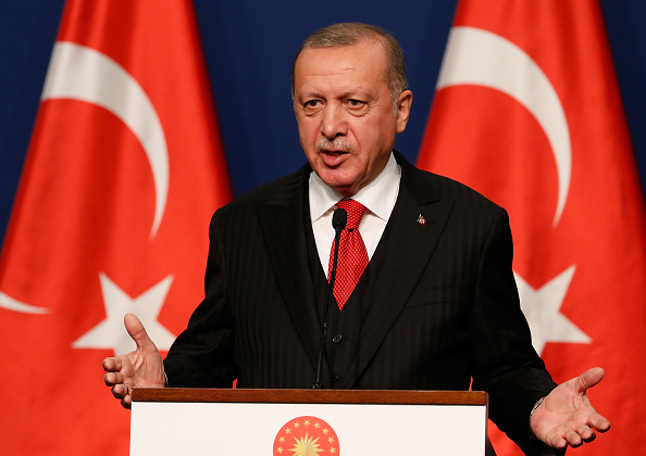 Le président turc Recep Tayyip Erdogan a indiqué que la Turquie avait capturé 287 personnes qui s'étaient échappées de prison pour membres de l'EI en Syrie après le déclenchement de l'offensive d'Ankara. (Photo : Laszlo Balogh/Getty Images)