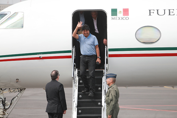 L'ancien président bolivien Evo Morales arrive à l'aéroport international Benito Juarez après avoir accepté l'asile politique accordé par le gouvernement mexicain,  le 12 novembre 2019 à Mexico, au Mexique. (Photo : Hector Vivas/Getty Images)