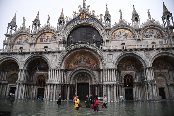 Marée haute "Alta Acqua" à Venise. La place de la Basilique Saint-Marc est inondée. (Photo : MARCO BERTORELLO/AFP via Getty Images)