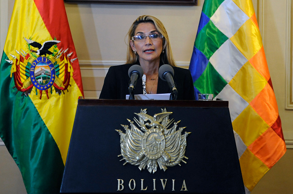 La présidente par intérim de la Bolivie, Jeanine Anez, s'exprime lors d'une conférence de presse lors de sa première journée au pouvoir, au palais présidentiel Quemado de La Paz, le 13 novembre 2019.(Photo : JORGE BERNAL/AFP via Getty Images)