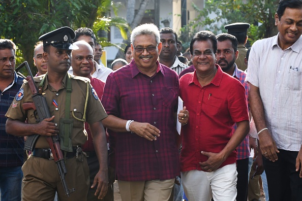 -Le candidat à la présidentielle Gotabaya Rajapaksa du parti Podujana Peramuna (SLPP) quitte le bureau de vote après avoir voté lors de l'élection présidentielle du pays à Colombo le 16 novembre 2019. Photo de LAKRUWAN WANNIARACHCHI / AFP via Getty Images.