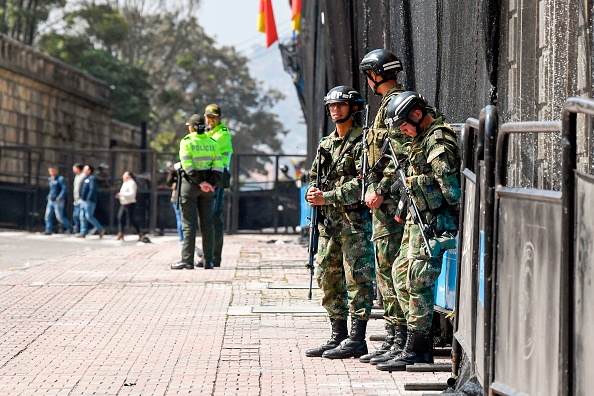 Des soldats montent la garde sur la place Bolivar, dans le centre-ville de Bogota, le 23 novembre 2019, à la suite de manifestations massives contre le gouvernement de droite du président Ivan Duque. (Photo : JUAN BARRETO/AFP via Getty Images)