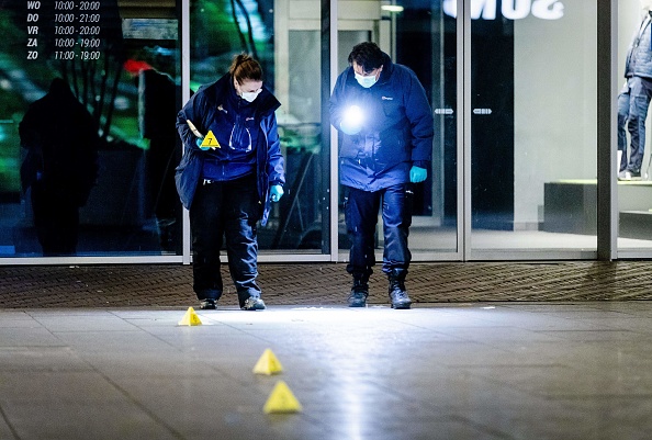 Des enquêteurs ont ouvert une enquête dans la Grote Marktstraat, l'une des principales rues commerçantes du centre de la ville néerlandaise de La Haye, après que plusieurs personnes eurent été blessées dans un attentat à l'arme blanche le 29 novembre 2019. (Photo : SEM VAN DER WAL/ANP/AFP via Getty Images)