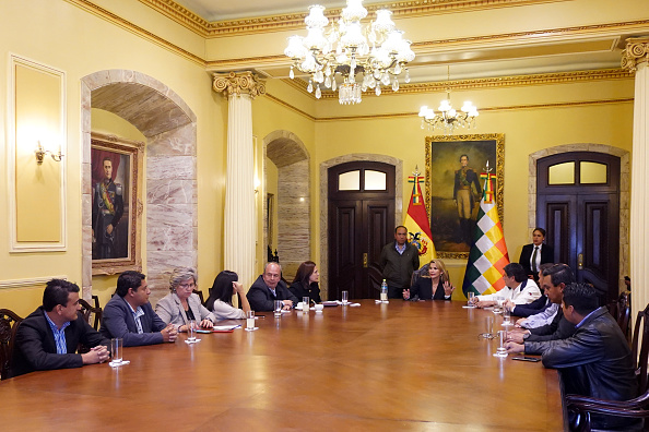 -Jeanine anez présidente par intérim de la Bolivie parle aux ministres nouvellement nommés lors d'une réunion au palais présidentiel le 13 novembre 2019 à La Paz. Photo de Javier Mamani / Getty Images.