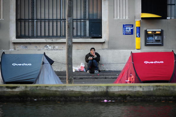 SDF près du Canal Saint-Martin à Paris.  (Photo : MARTIN BUREAU/AFP via Getty Images)