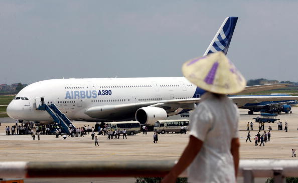 -Illustration- Aéroport de Noi Bai à Hanoi, tôt dans la matinée les dépouilles des 16 corps ont atterri et emportés rapidement vers leurs provinces. Photo HOANG DINH NAM / AFP via Getty Images.