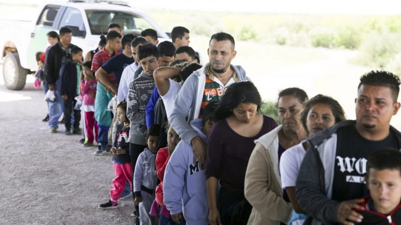 La patrouille frontalière appréhende les étrangers en situation irrégulière qui viennent de traverser le Rio Grande depuis le Mexique près de McAllen, Texas, le 18 avril 2019. (Charlotte Cuthbertson/The Epoch Times)