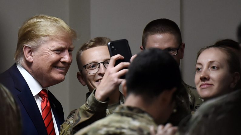 Le président Donald Trump pose pour un selfie avec un soldat lors d'un dîner de Thanksgiving avec les troupes américaines à l'aérodrome de Bagram, en Afghanistan, le 28 novembre 2019. (Olivier Douliery/AFP via Getty Images)