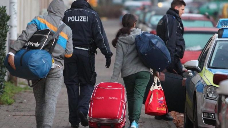 Les demandeurs d'asile déboutés seront récupérés à Leipzig pour être transportés à l'aéroport. Photo : Sebastian Willnow/Archive/dpa