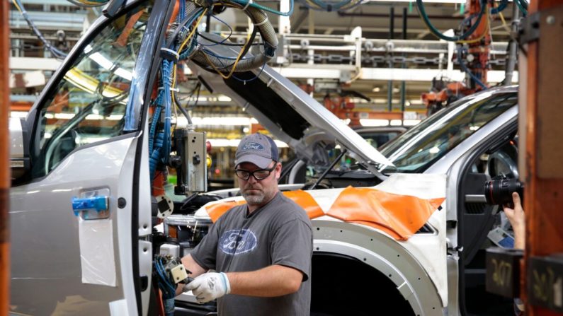 Un employé travaille sur la chaîne de montage des camions Ford 2018 et 2019 F-150 au complexe Rouge de la Ford Motor Company à Dearborn, au Michigan, le 27 septembre 2018. (JEFF KOWALSKY/AFP via Getty Images)