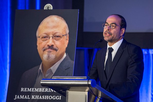 -Un ami de Jamal Khashoggi, prend la parole lors d'un service commémoratif pour le journaliste saoudien Jamal Khashoggi à l'hôtel Mayflower le 2 novembre 2018 à Washington, DC. Photo de Zach Gibson / Getty Images.
