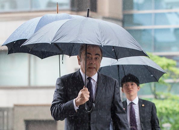 -L'ancien président de Nissan Motor Carlos Ghosn et son avocat arrivent pour une audience préliminaire au tribunal de district de Tokyo à Tokyo le 24 juin 2019. L'ancien chef de Nissan a été libéré sous caution une deuxième fois en avril 25 et prépare actuellement son procès. Photo par Kazuhiro NOGI / AFP via Getty Images.