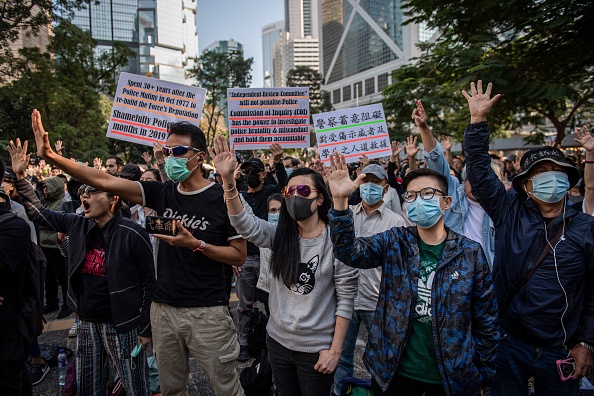 -Des manifestants en faveur de la démocratie participent à un rassemblement de jeunes d'âge scolaire et de personnes âgées dans le jardin Chater à Hong Kong le 30 novembre 2019. Photo de NICOLAS ASFOURI / AFP via Getty Images.