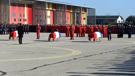 Secouristes tués en hélicoptère : Emmanuel Macron rend hommage aux « trois héros »