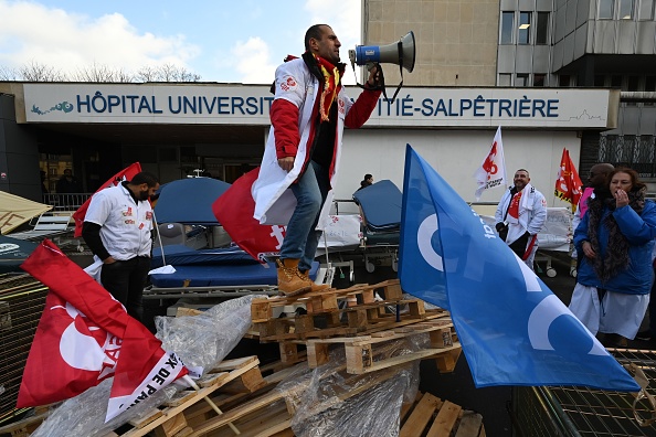 Des employés de La Pitié-Salpétrière à Paris manifestent le 13 décembre 2019. (Photo DOMINIQUE FAGET/AFP via Getty Images)
