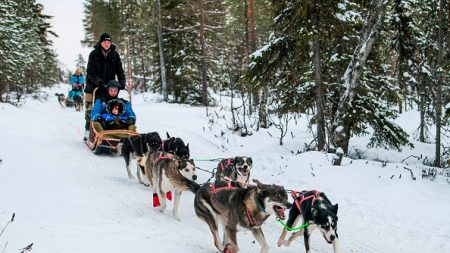 Les touristes, aubaine et malédiction au pays du père Noël et des Lapons