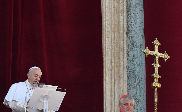 -Le pape François prononce un discours depuis le balcon de la basilique Saint-Pierre lors du traditionnel message de Noël "Urbi et Orbi" à la ville et au monde, le 25 décembre 2019 sur la place Saint-Pierre au Vatican. Photo par ALBERTO PIZZOLI / AFP via Getty Images.