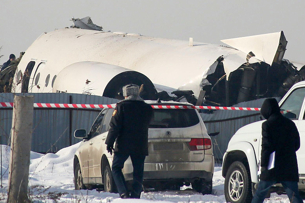 -Vue du site d'un accident d'avion de passagers à l'extérieur d'Almaty le 27 décembre 2019. Photo de RUSLAN PRYANIKOV / AFP via Getty Images.