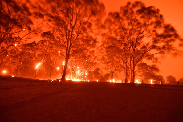 Le ciel de l'après-midi devient orange à cause des feux de brousse dans la région de la ville de Nowra dans l'État australien de la Nouvelle-Galles du Sud, le 31 décembre 2019. (Photo : SAEED KHAN/AFP via Getty Images)