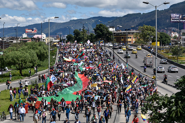 Les membres des communautés autochtones, les étudiants et les membres de différents syndicats sont en marche le 04 décembre 2019 à Bogota, en Colombie.  (Photo : Guillermo Legaria/Getty Images)